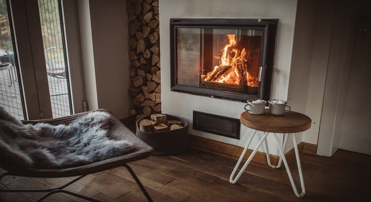 Brennendes Kaminfeuer im Wohnzimmer